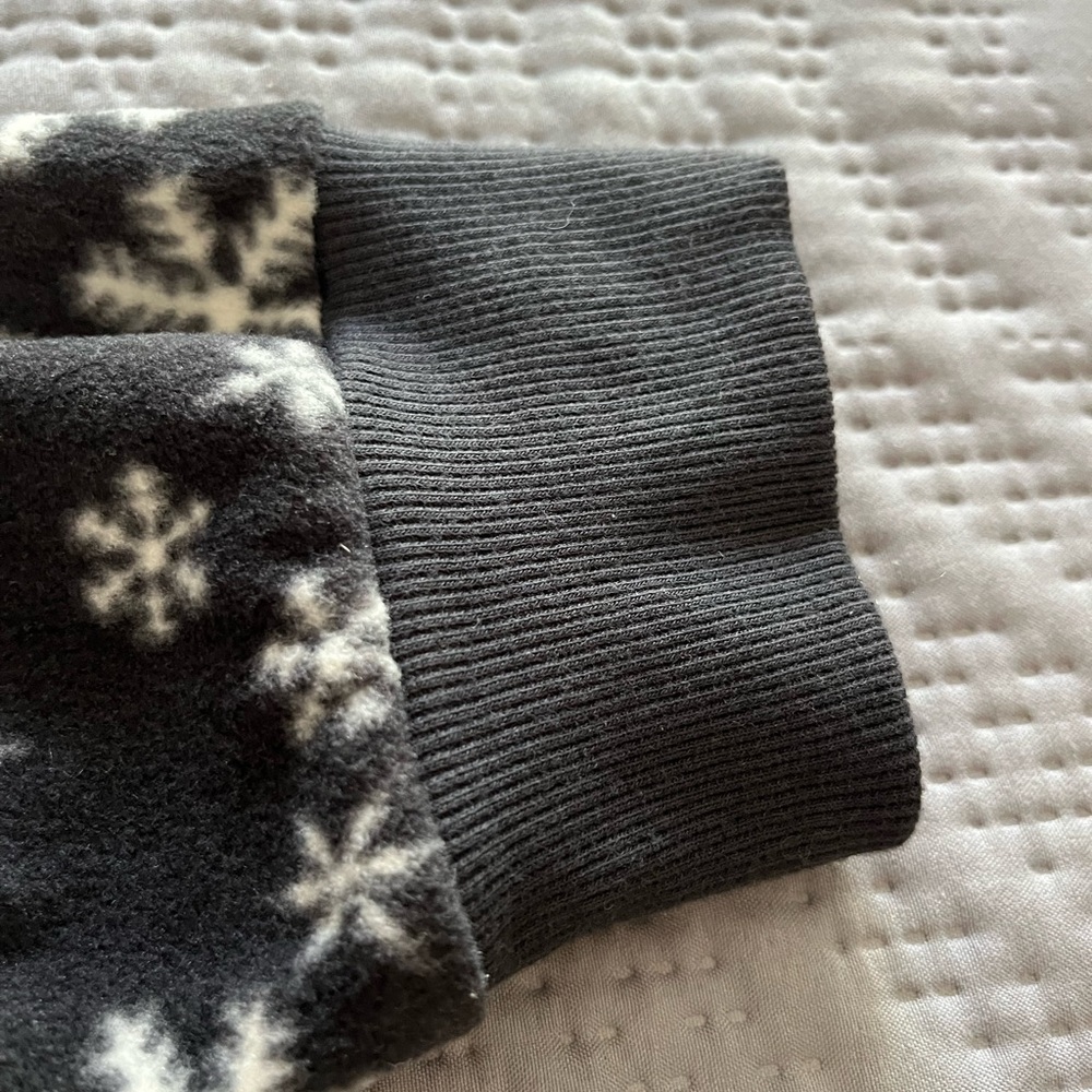 Old Navy Fleece Snowflake Pajama Set - Picture 8 of 11